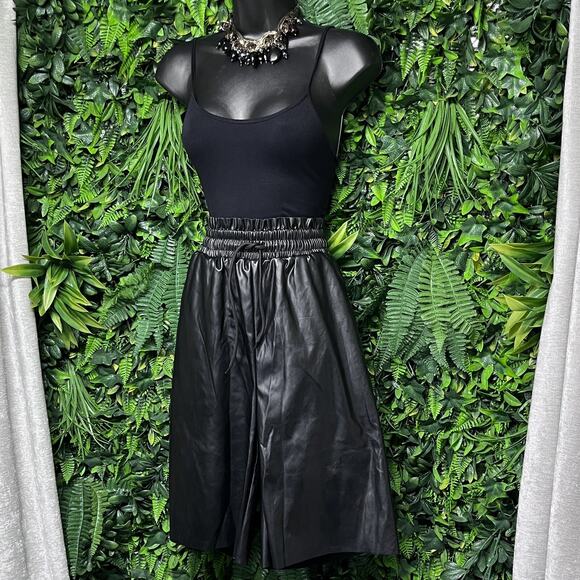 THE SANG Shorts Women Medium Black Faux Leather Smocked Stretch Waist Flare 2709 - Picture 1 of 8